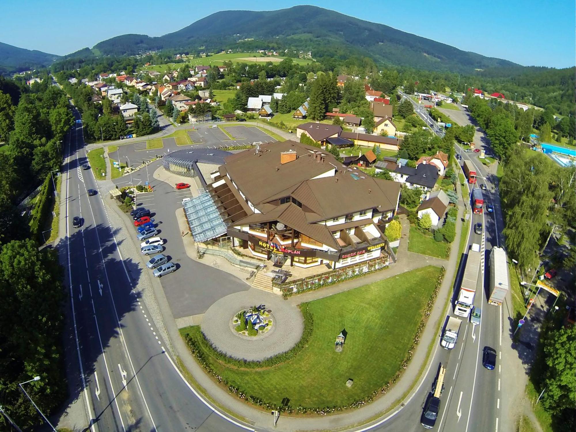 Hotel Eroplan Рожнов-под-Радгоштєм Екстер'єр фото